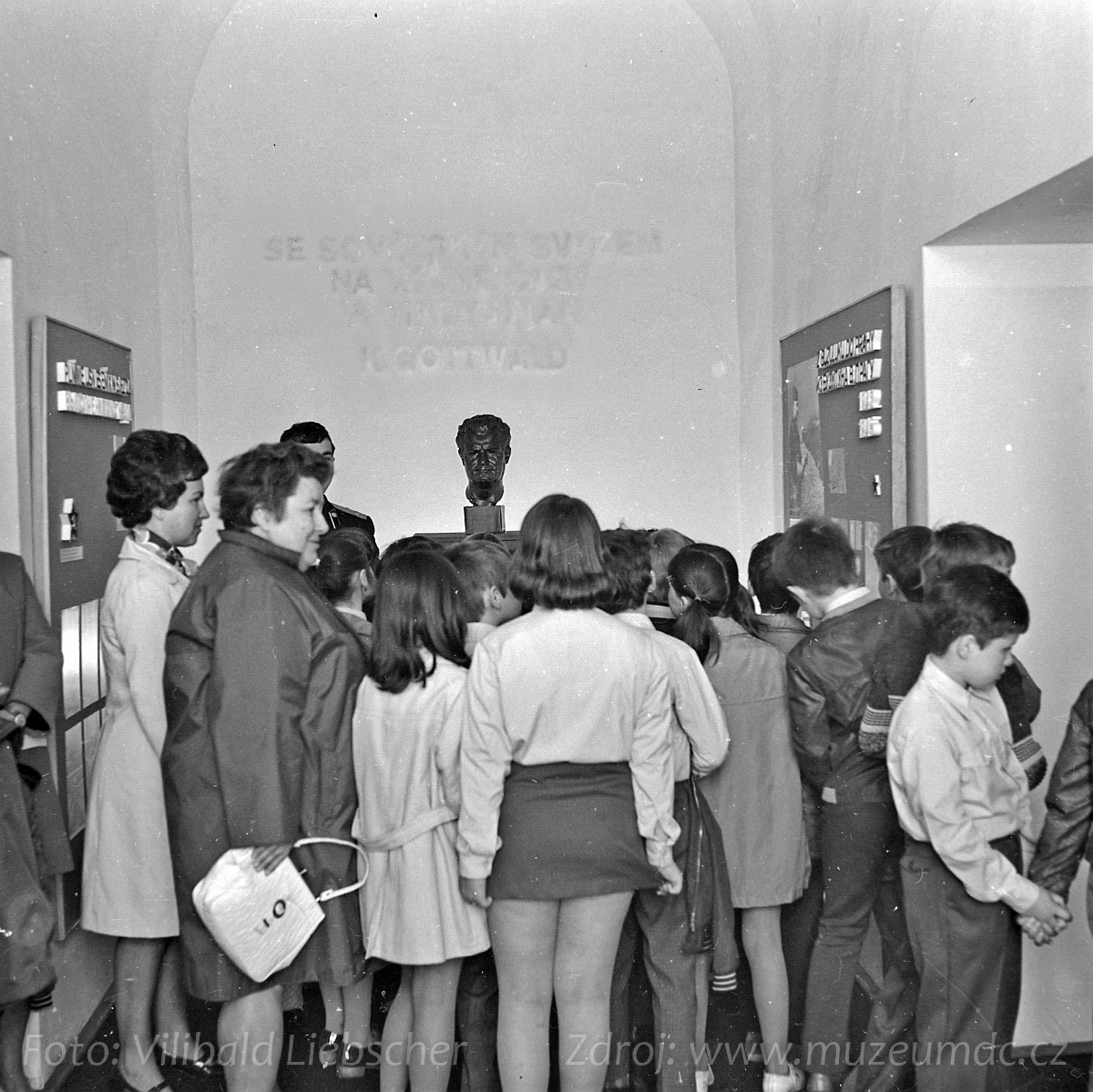 Složení pionýrského slibu na zámku Děčín za účasti sovětských vojáků