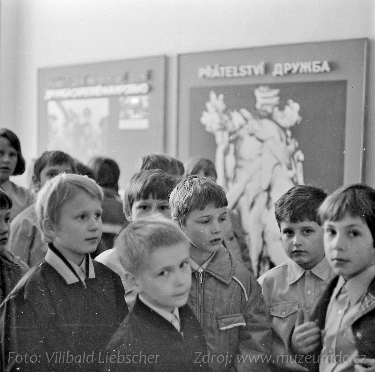 Složení pionýrského slibu na zámku Děčín za účasti sovětských vojáků