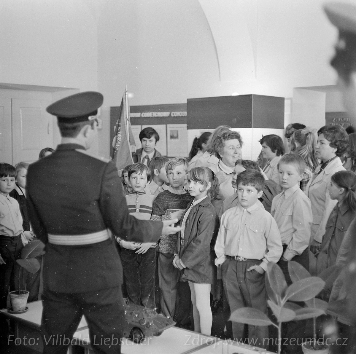 Složení pionýrského slibu na zámku Děčín za účasti sovětských vojáků