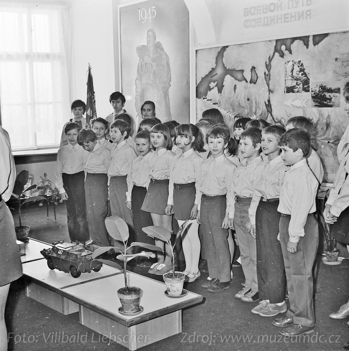 Složení pionýrského slibu na zámku Děčín za účasti sovětských vojáků