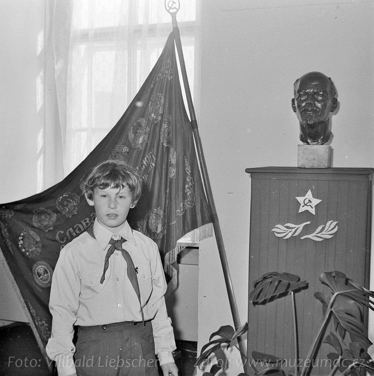 Složení pionýrského slibu na zámku Děčín za účasti sovětských vojáků