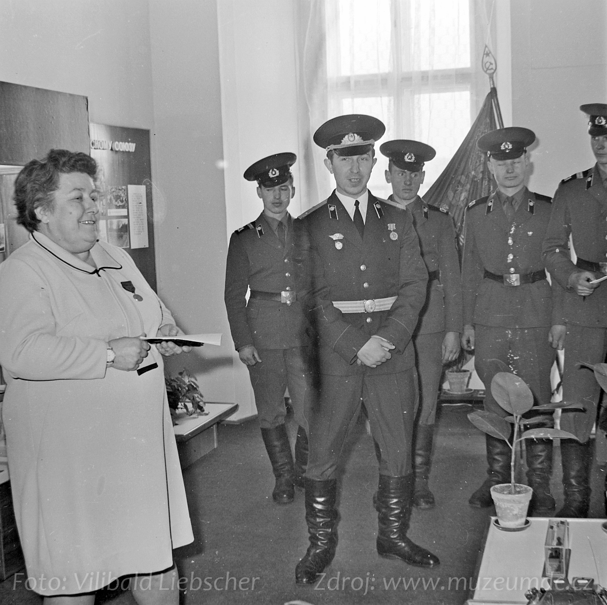 Složení pionýrského slibu na zámku Děčín za účasti sovětských vojáků