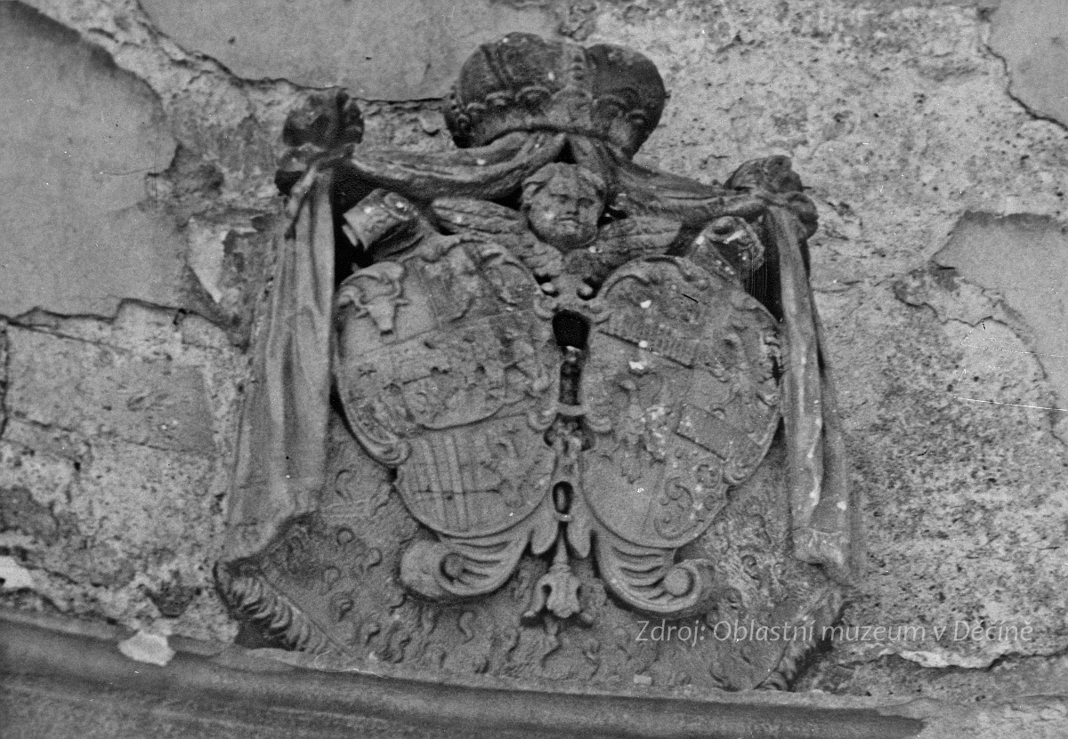 Alianční znak Lobkowiczů na kostele sv. Bartoloměje v Rychnově; dnes v lapidáriu Oblastního muzea v Děčíně