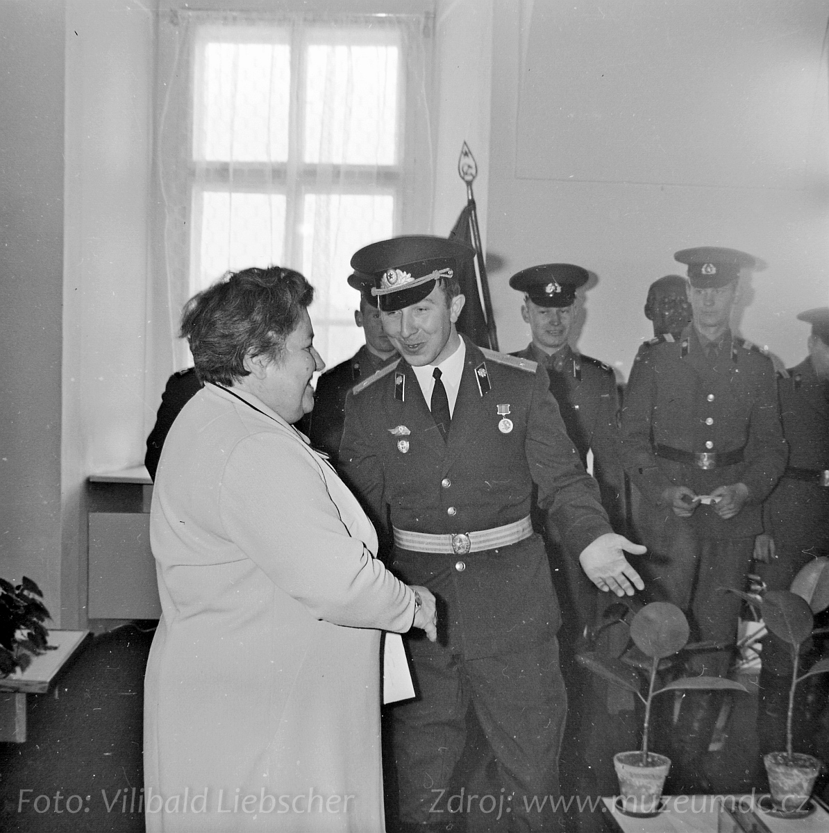 Složení pionýrského slibu na zámku Děčín za účasti sovětských vojáků